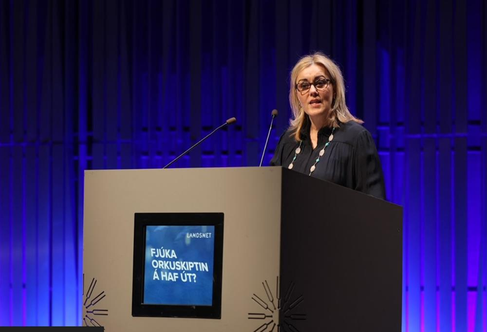 Sigrún Björk Jakobsdóttir stjórnarformaður okkar í pontu á vorfundi Landsnets
